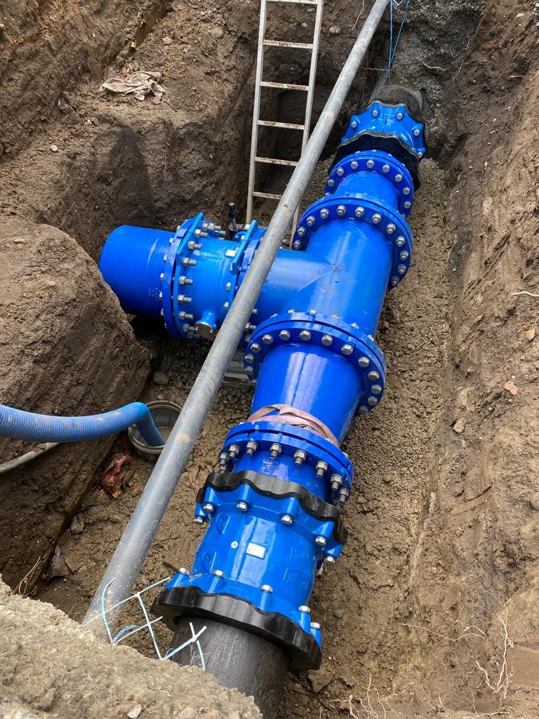 Raccordement de conduites d'eau potable en fonte dans une tranchée