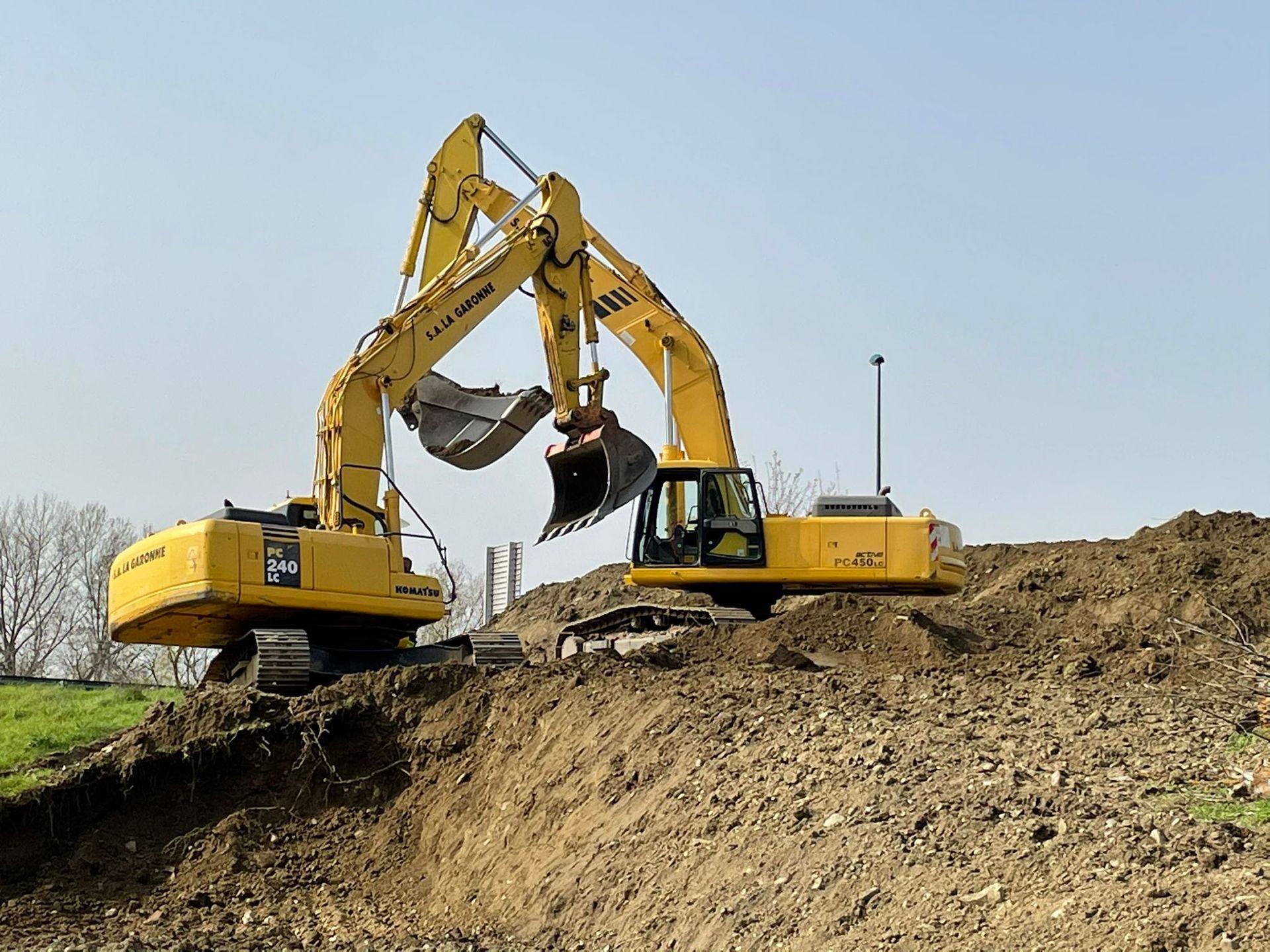 Parc d'engins SA LA GARONNE sur un chantier de terrassement