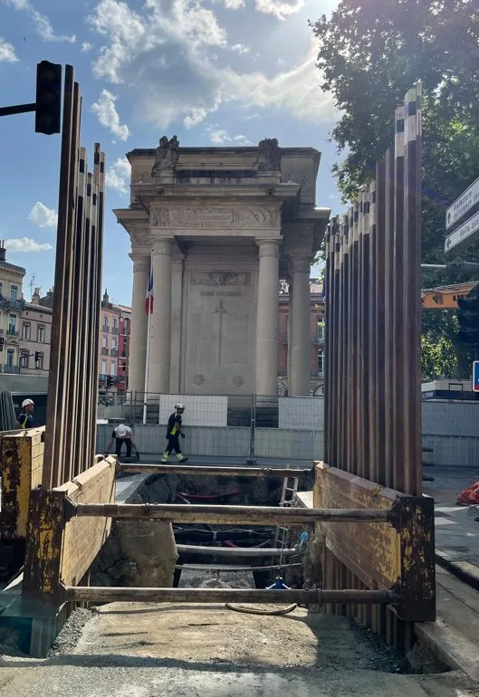 Tranchée blindée SA LA GARONNE devant le monument aux morts de Toulouse